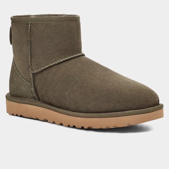 New UGG Classic mini boot - Picture 2 of 8